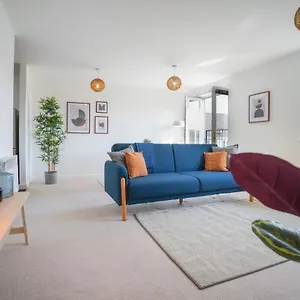 Stylish With Private Parking Apartment