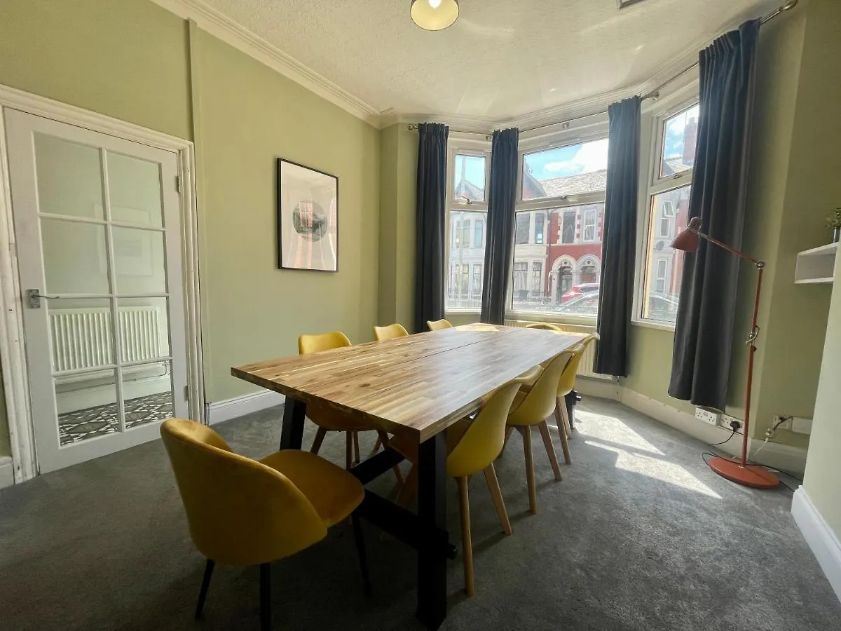 Edwardian City Centre House For Big Groups, Offroad Parking & Hot Tub! Cardiff 0*,